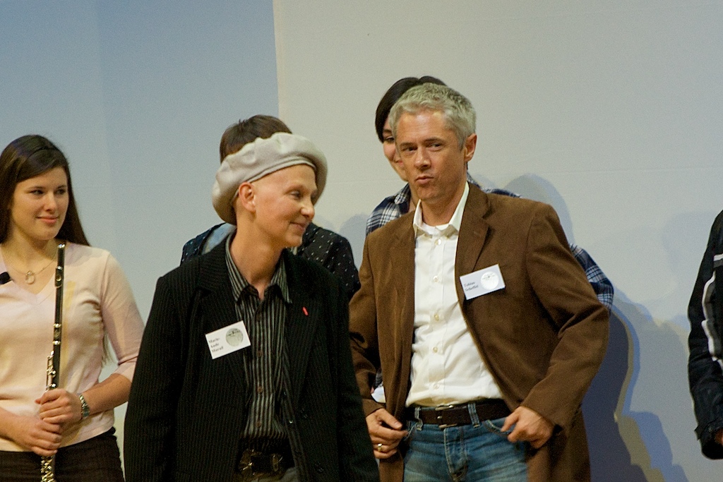 Die französische Autorin Marie-Aude Murail und ihr Übersetzer Tobias Scheffel nehmen den Preis entgegen.