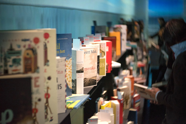 Sehr schmuck waren in der Präsentationshalle für den Buchmesse-Schwerpunkt Flandern & Niederlande die Bücher (hier Kinder- und Jugendbücher) ausgestellt …